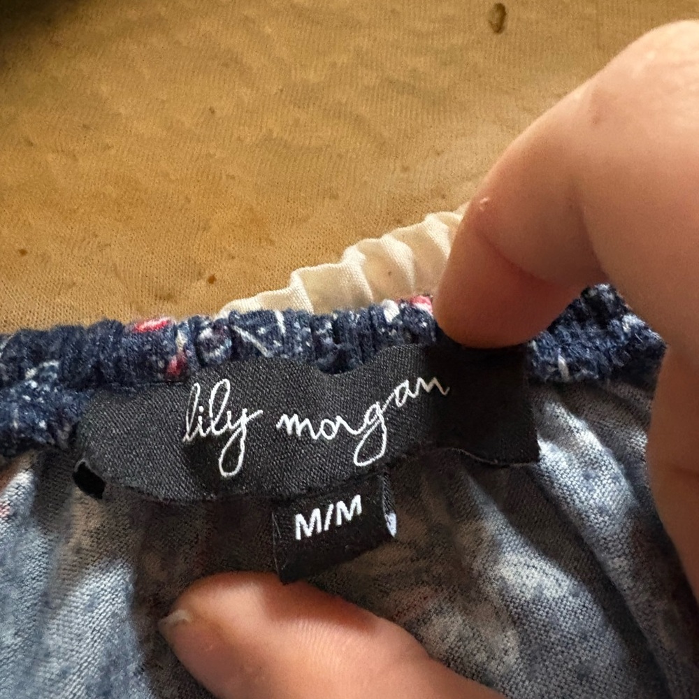 Chic Navy Floral Blouse with Lace Trim - Picture 2 of 2